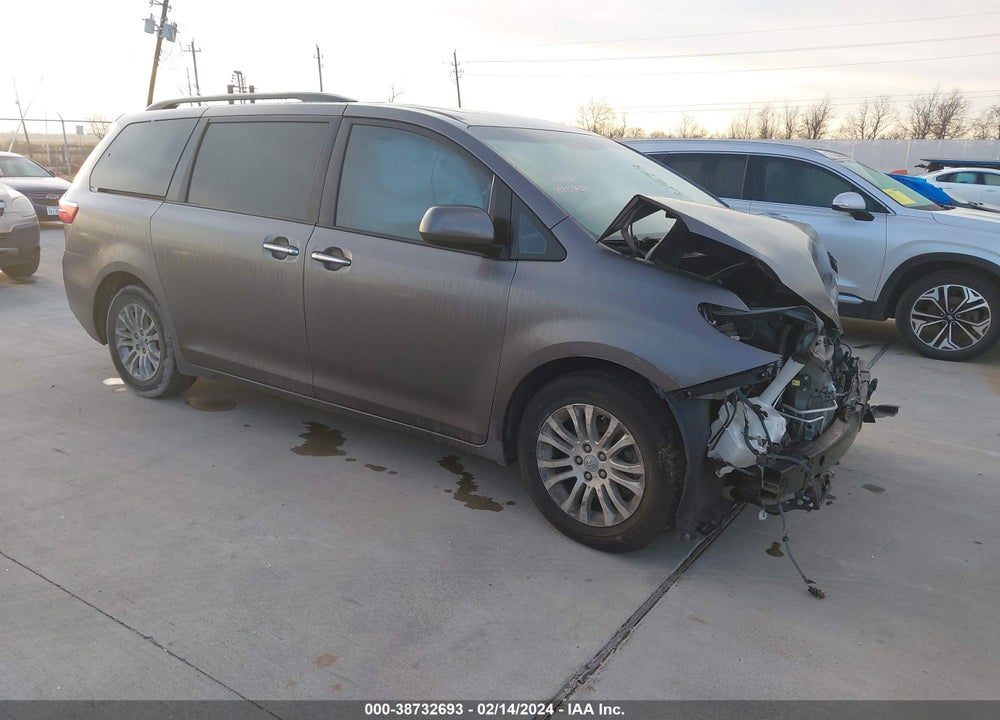 2017 TOYOTA SIENNA XLE 8 PASSENGER VIN: 5TDYZ3DC6HS841795