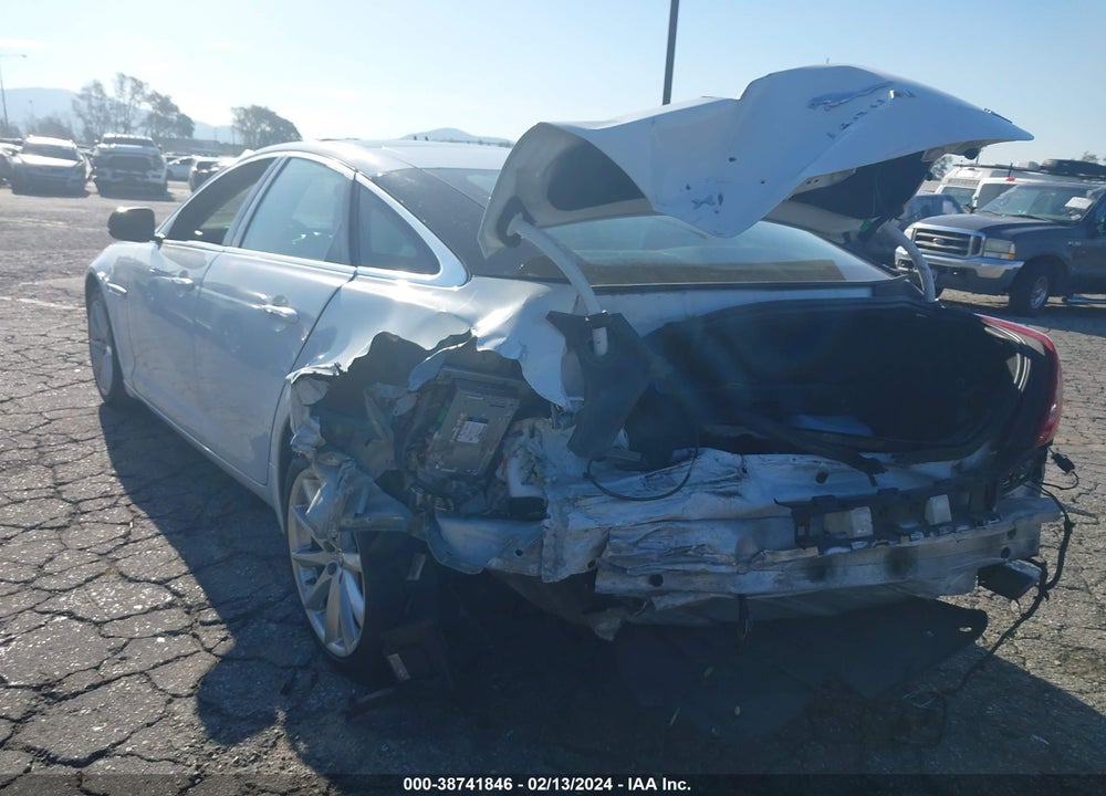 2013 JAGUAR XJ VIN: SAJWJ1CDXD8V44039