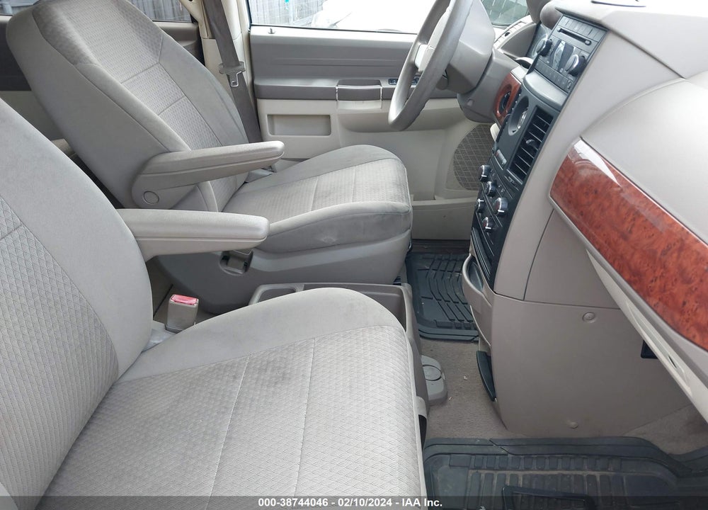 2008 CHRYSLER TOWN & COUNTRY LX VIN: 2A8HR44H48R652873