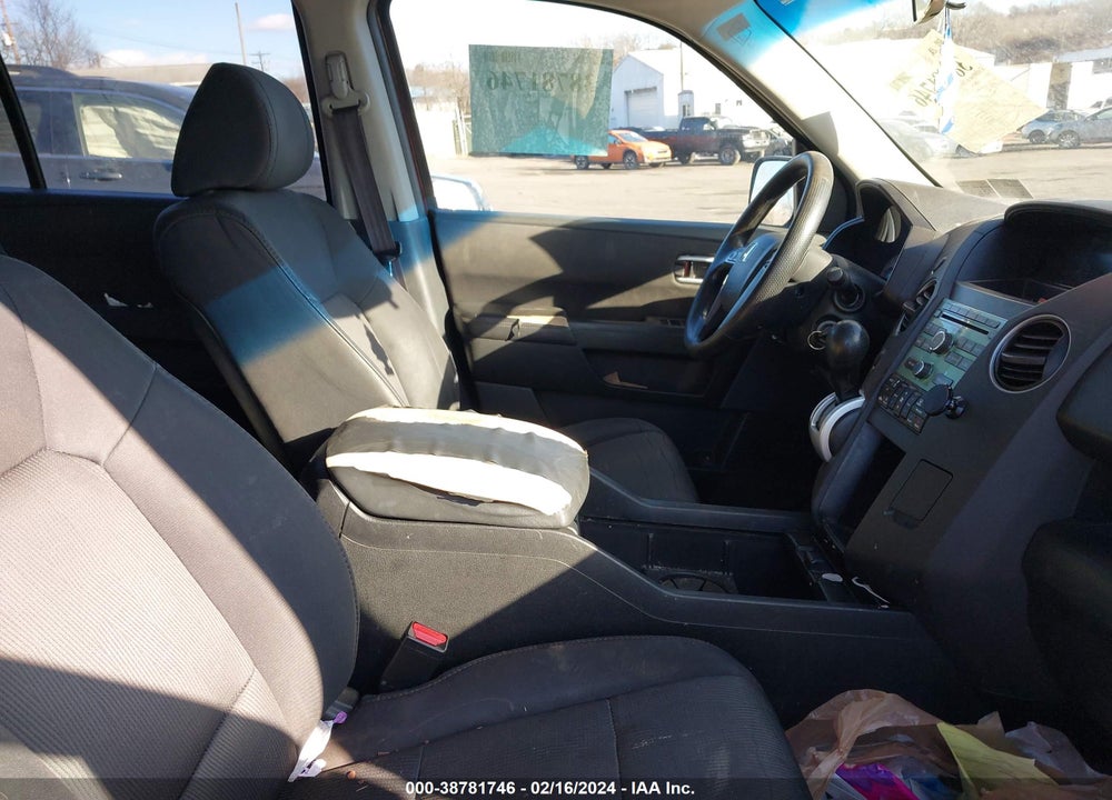 2011 HONDA PILOT EX VIN: 5FNYF4H4XBB064406