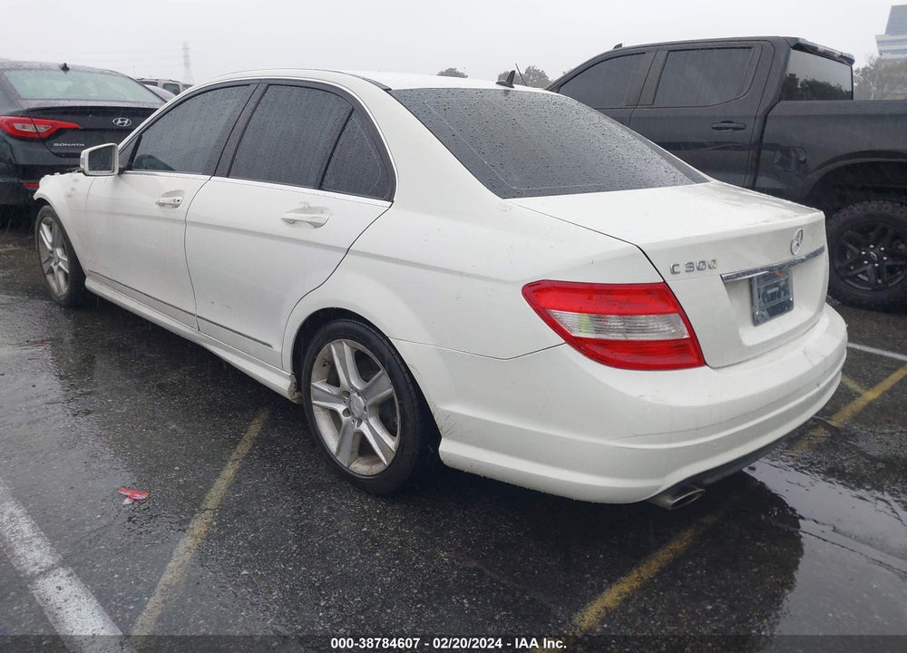 2011 MERCEDES-BENZ C 300 LUXURY/SPORT VIN: WDDGF5EB5BR177829