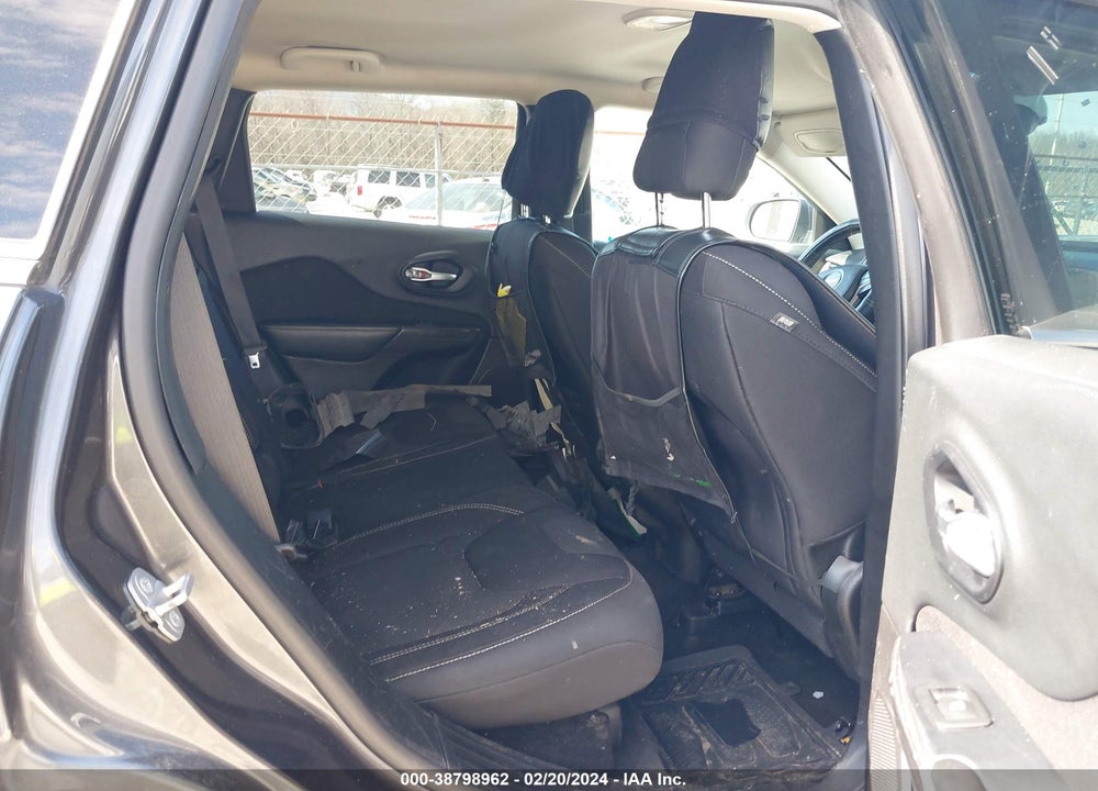 2015 JEEP CHEROKEE LATITUDE VIN: 1C4PJLCB3FW683893