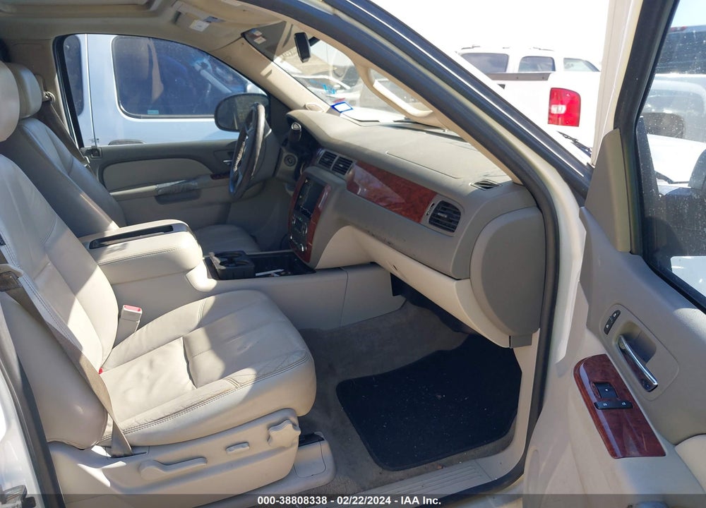 2014 CHEVROLET SUBURBAN 1500 LT VIN: 1GNSCJE04ER212957