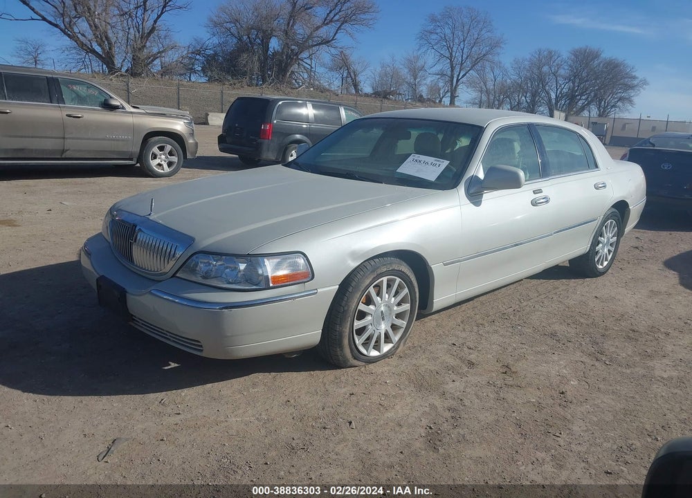 2006 LINCOLN TOWN CAR SIGNATURE VIN: 1LNHM81W96Y608064