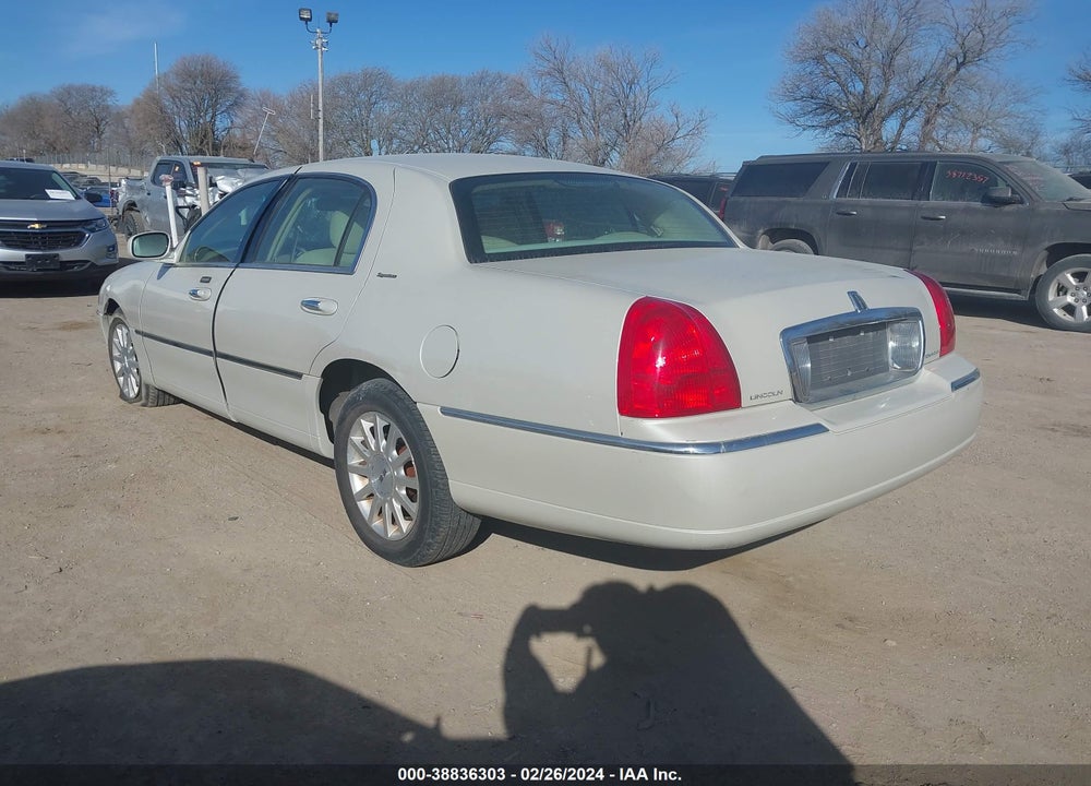 2006 LINCOLN TOWN CAR SIGNATURE VIN: 1LNHM81W96Y608064
