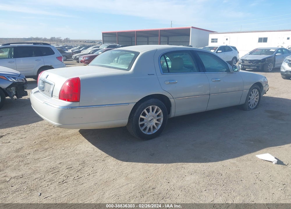 2006 LINCOLN TOWN CAR SIGNATURE VIN: 1LNHM81W96Y608064
