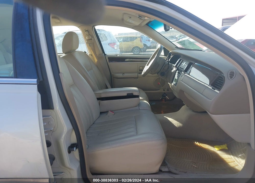 2006 LINCOLN TOWN CAR SIGNATURE VIN: 1LNHM81W96Y608064