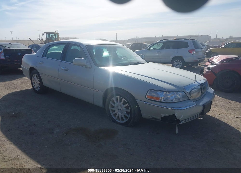 2006 LINCOLN TOWN CAR SIGNATURE VIN: 1LNHM81W96Y608064