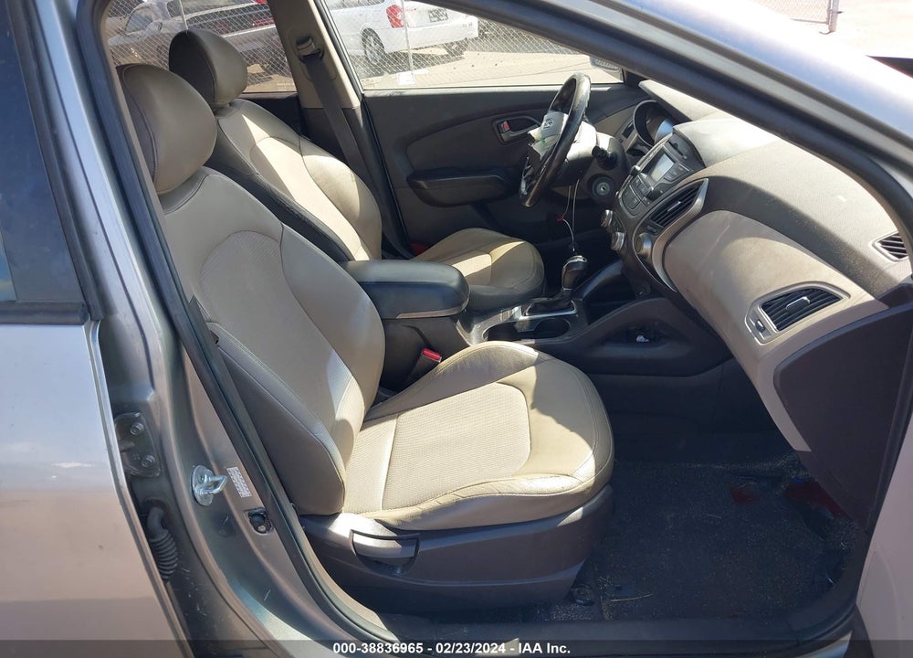 2015 HYUNDAI TUCSON SE VIN: KM8JU3AG2FU084941