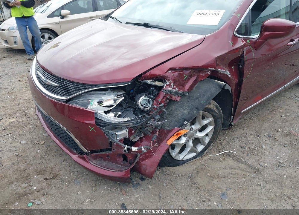 2018 CHRYSLER PACIFICA TOURING L VIN: 2C4RC1BG0JR128695