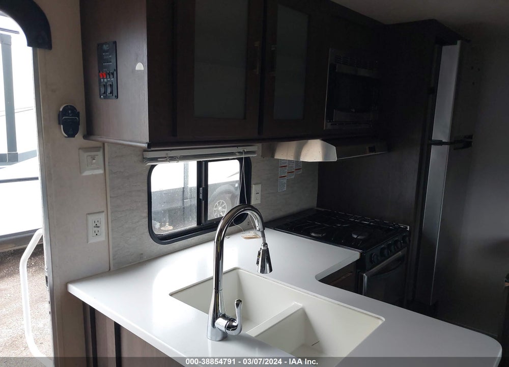 2018 FOREST RIVER SALEM VIN: 4X4TSMF23JA321639