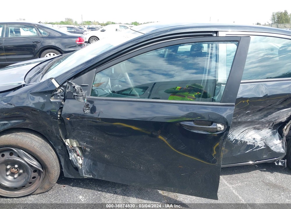 2019 TOYOTA COROLLA LE VIN: 2T1BURHE5KC237349