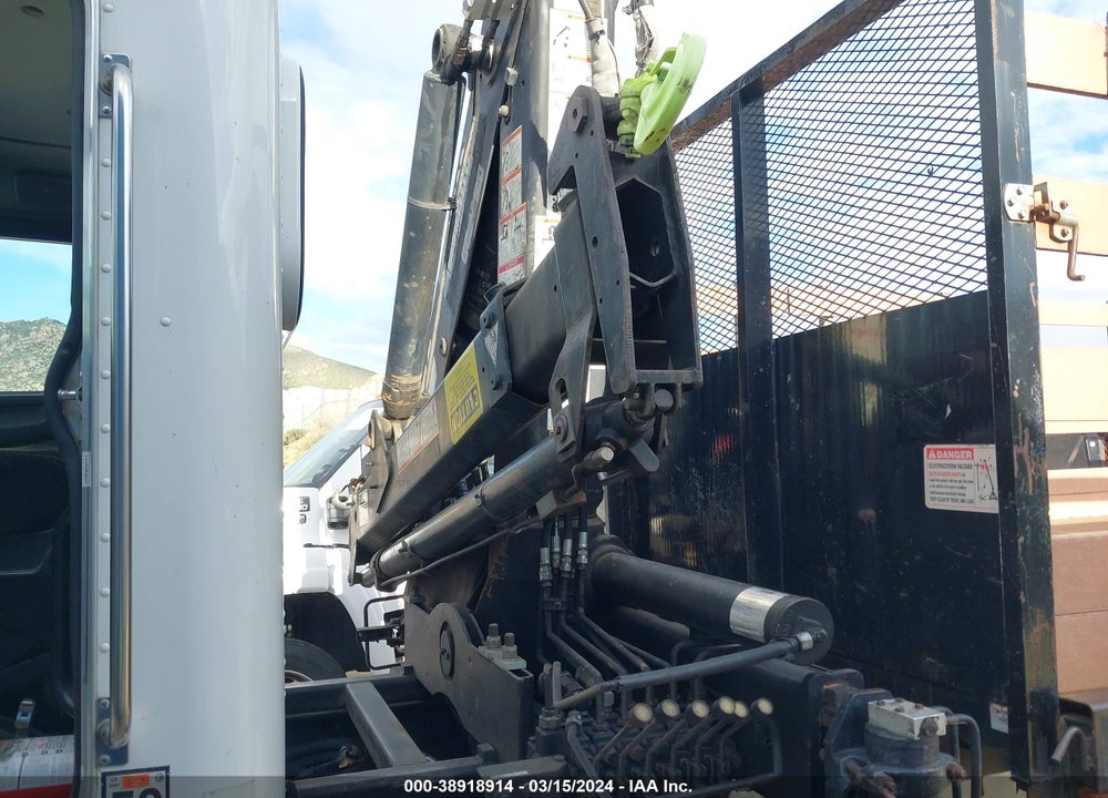 2014 PETERBILT 348 VIN: 2NP3LJ9X3EM232671