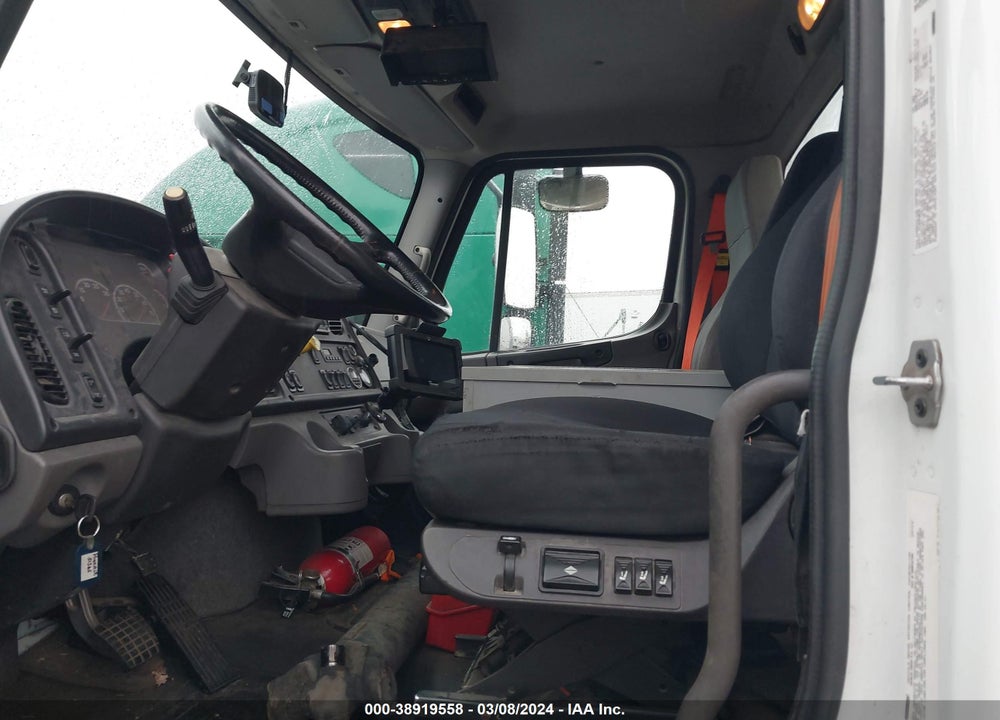 2015 FREIGHTLINER M2 106 MEDIUM DUTY VIN: 1FVHCYCYXFHGJ0192