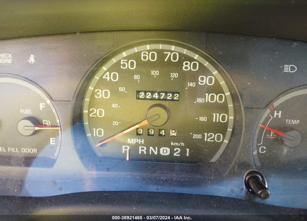2000 FORD CROWN VICTORIA LX VIN: 2FAFP74W5YX132641