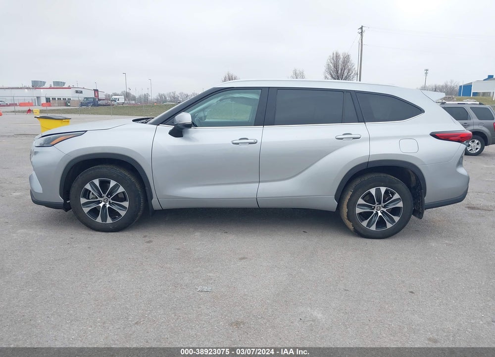 2022 TOYOTA HIGHLANDER XLE VIN: 5TDGZRBH3NS162527