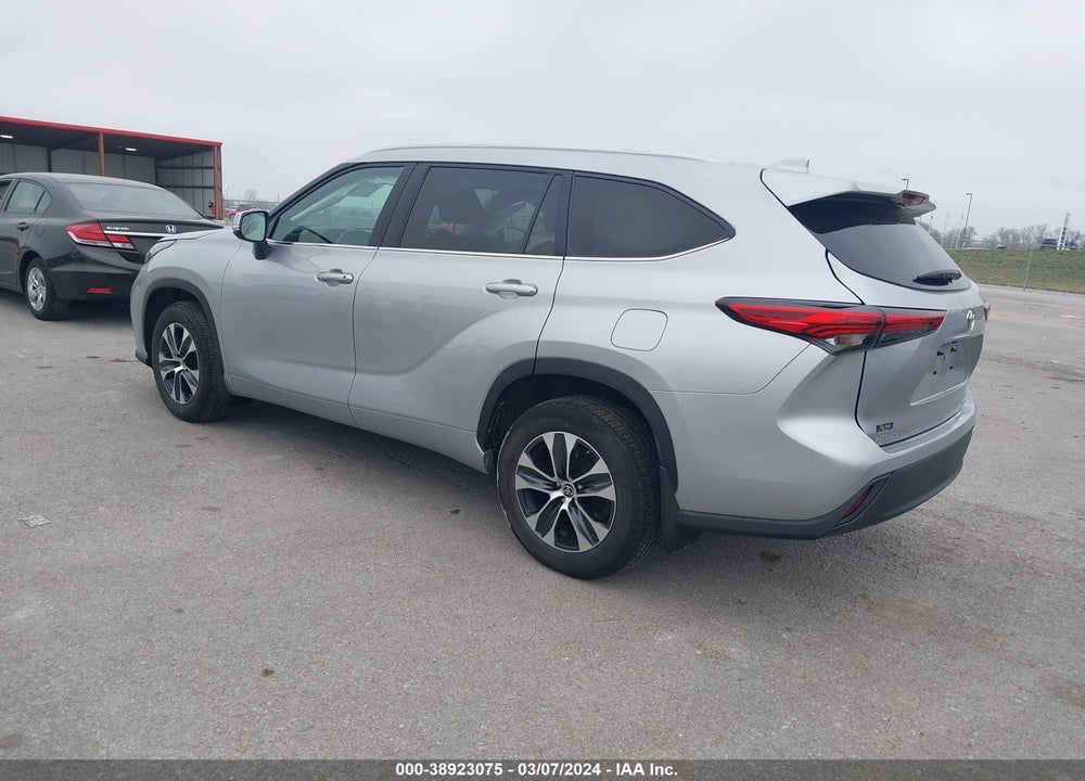 2022 TOYOTA HIGHLANDER XLE VIN: 5TDGZRBH3NS162527