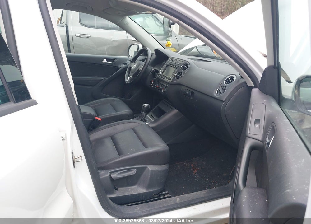 2015 VOLKSWAGEN TIGUAN SE VIN: WVGBV7AX5FW516693
