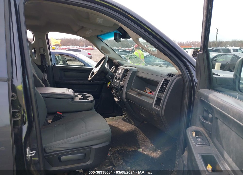 2018 RAM 1500 EXPRESS QUAD CAB 4X4 6'4 BOX VIN: 1C6RR7FG9JS261134
