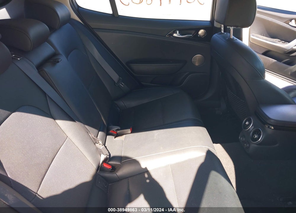 2018 KIA STINGER VIN: KNAE25LA1J6033425