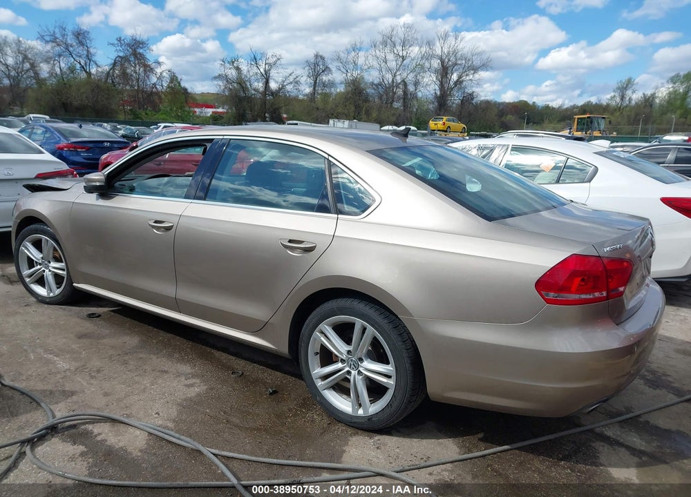 2015 VOLKSWAGEN PASSAT 2.0L TDI SE VIN: 1VWBV7A38FC015667