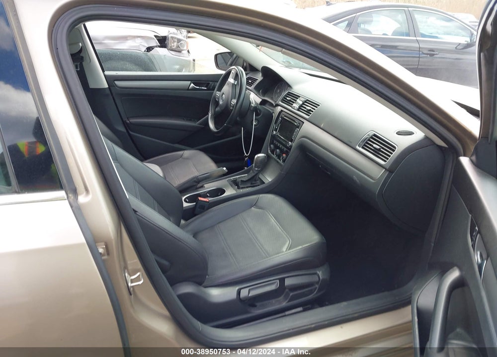 2015 VOLKSWAGEN PASSAT 2.0L TDI SE VIN: 1VWBV7A38FC015667
