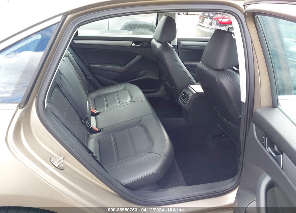 2015 VOLKSWAGEN PASSAT 2.0L TDI SE VIN: 1VWBV7A38FC015667