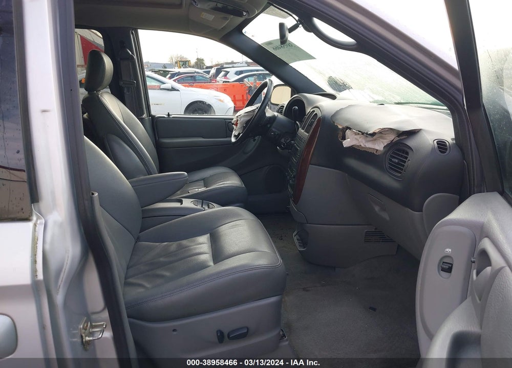 2004 CHRYSLER TOWN & COUNTRY VIN: 2C8GT54L74R526126
