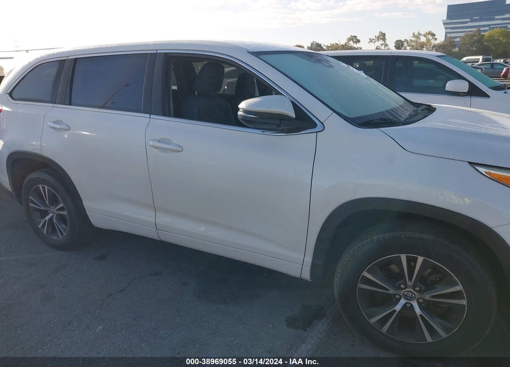 2018 TOYOTA HIGHLANDER LE VIN: 5TDZARFH2JS039547