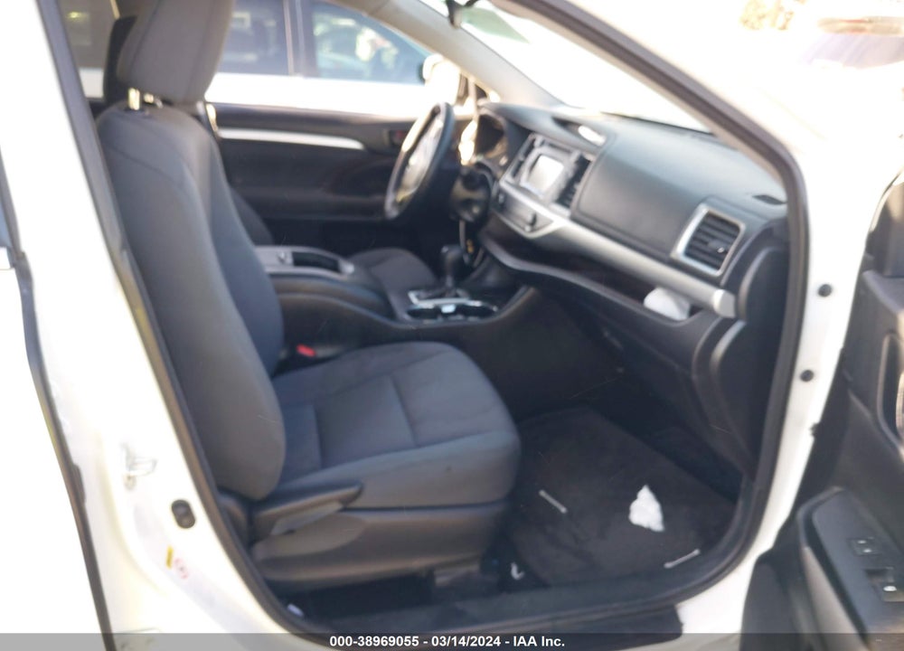 2018 TOYOTA HIGHLANDER LE VIN: 5TDZARFH2JS039547