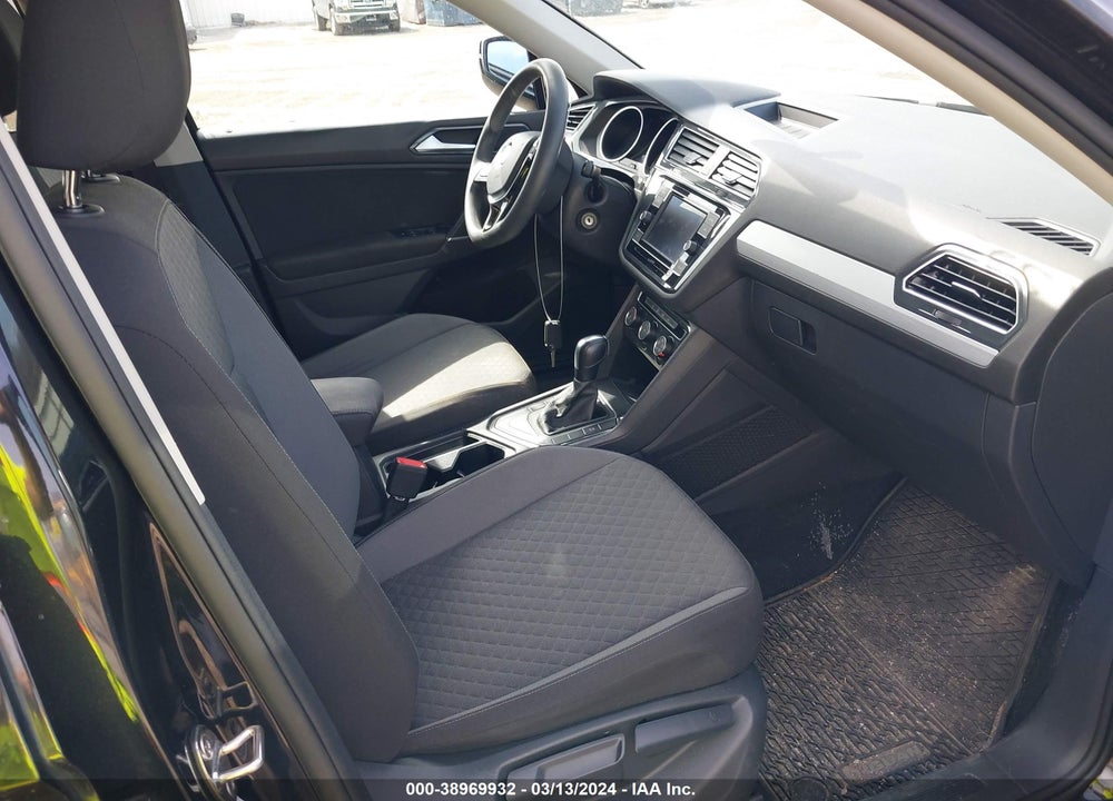 2018 VOLKSWAGEN TIGUAN VIN: 3VV1B7AX7JM013461