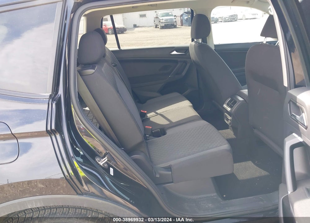 2018 VOLKSWAGEN TIGUAN VIN: 3VV1B7AX7JM013461