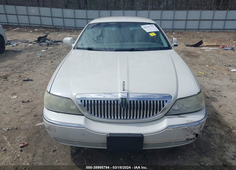 2004 LINCOLN TOWN CAR SIGNATURE VIN: 1LNHM81W14Y678333