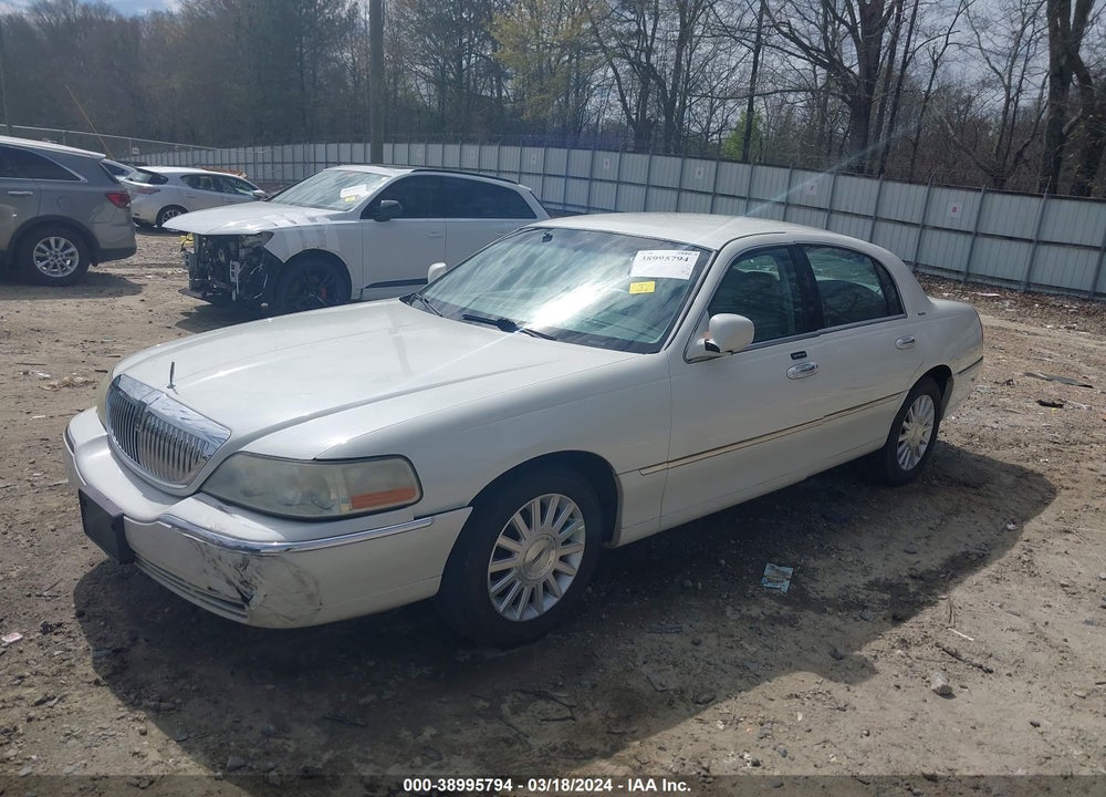 2004 LINCOLN TOWN CAR SIGNATURE VIN: 1LNHM81W14Y678333