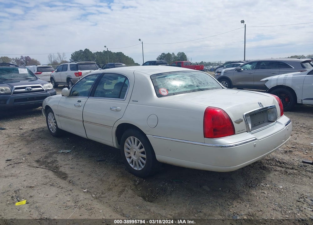 2004 LINCOLN TOWN CAR SIGNATURE VIN: 1LNHM81W14Y678333
