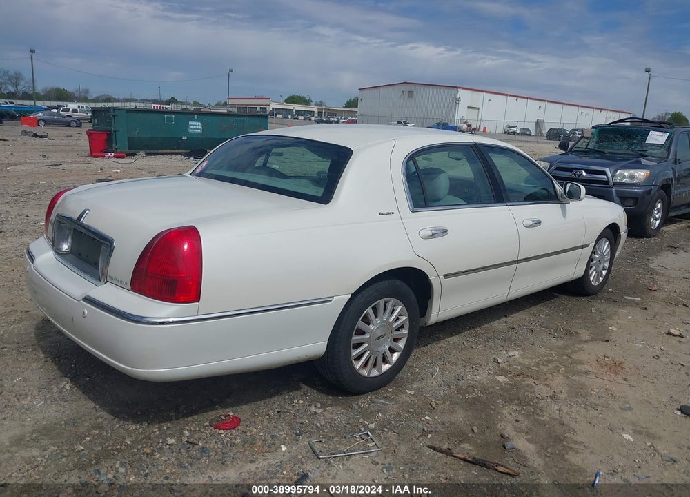 2004 LINCOLN TOWN CAR SIGNATURE VIN: 1LNHM81W14Y678333