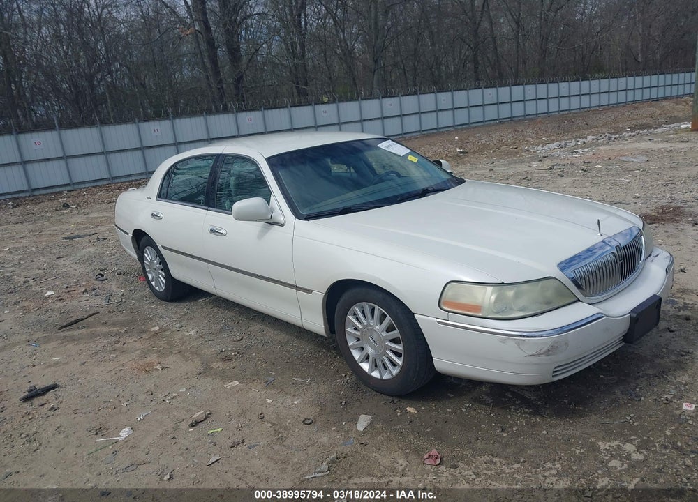 2004 LINCOLN TOWN CAR SIGNATURE VIN: 1LNHM81W14Y678333
