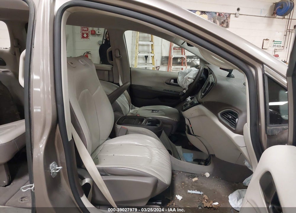2017 CHRYSLER PACIFICA TOURING L VIN: 2C4RC1BG0HR560746