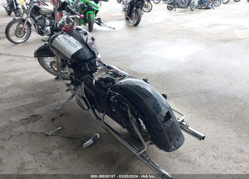 2013 HARLEY-DAVIDSON FLHRC ROAD KING CLASSIC VIN: 1HD1FRM18DB602499