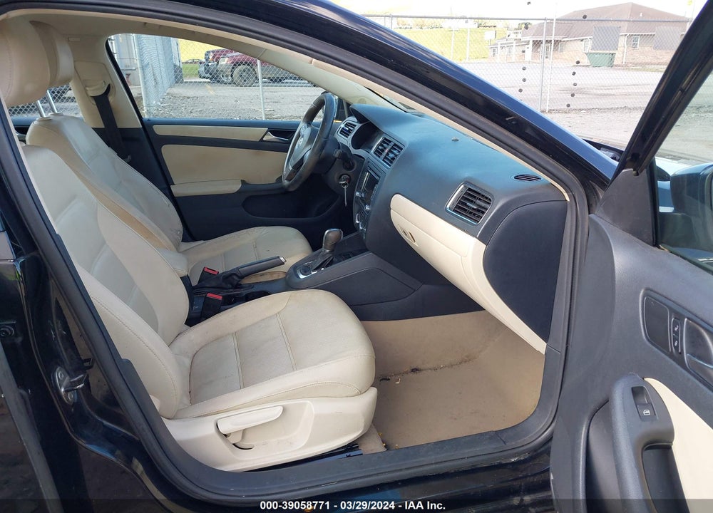 2011 VOLKSWAGEN JETTA 2.5L SE VIN: 3VWDZ7AJ5BM026145