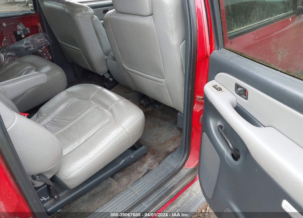 2001 CHEVROLET SUBURBAN 1500 LT VIN: 3GNEC16T31G197142