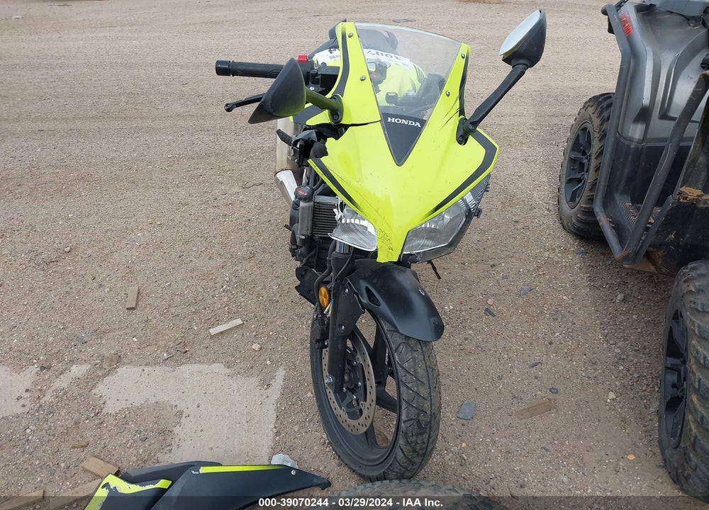 2016 HONDA CBR300 R VIN: MLHNC5117G5200076