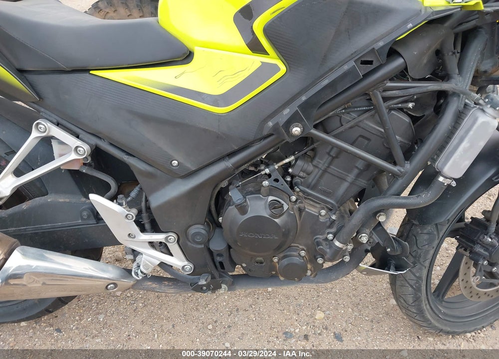 2016 HONDA CBR300 R VIN: MLHNC5117G5200076