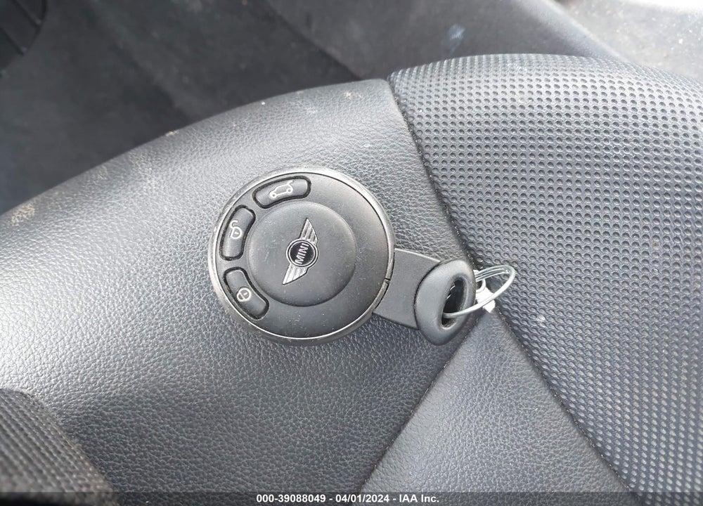 2011 MINI COOPER VIN: WMWSU3C51BT253784