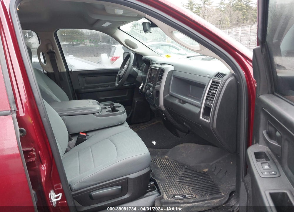 2019 RAM 1500 CLASSIC EXPRESS QUAD CAB 4X4 6'4 BOX VIN: 1C6RR7FG1KS617836