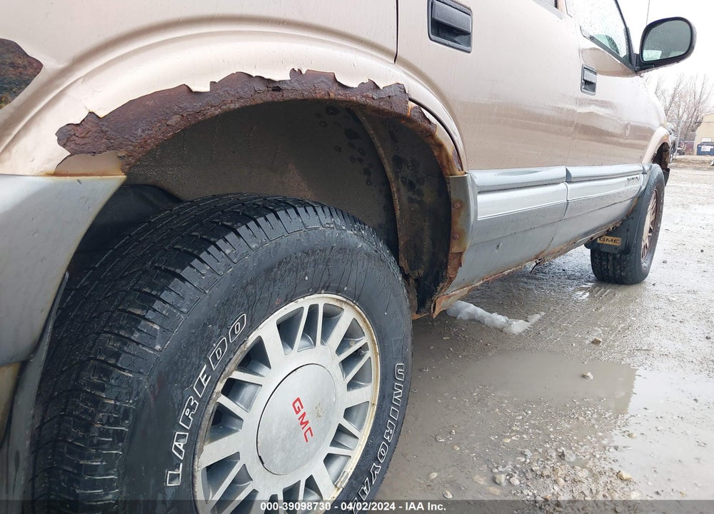 1997 GMC JIMMY SLS VIN: 1GKDT13W1V2555828