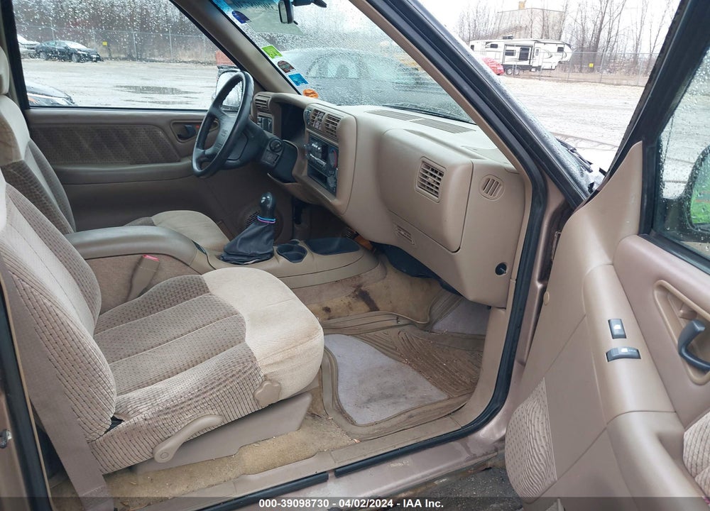 1997 GMC JIMMY SLS VIN: 1GKDT13W1V2555828
