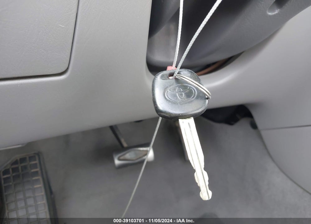 2005 TOYOTA COROLLA CE VIN: 1NXBR32E45Z452554