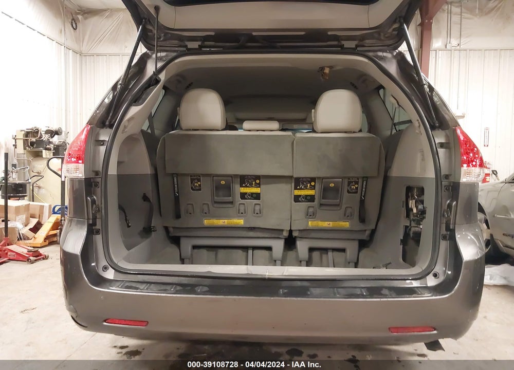 2014 TOYOTA SIENNA XLE V6 8 PASSENGER VIN: 5TDYK3DC7ES474549
