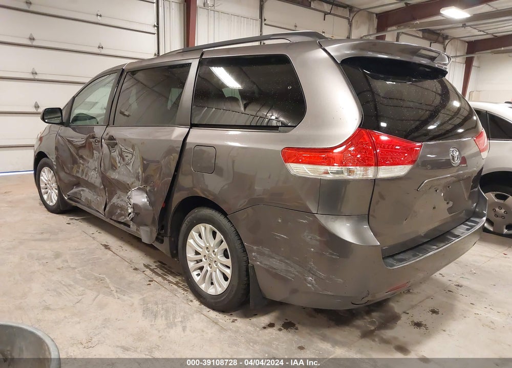 2014 TOYOTA SIENNA XLE V6 8 PASSENGER VIN: 5TDYK3DC7ES474549